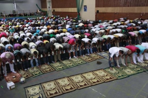 džamijama i mesdžidima širom regije kako bi klanjali bajram-namaz