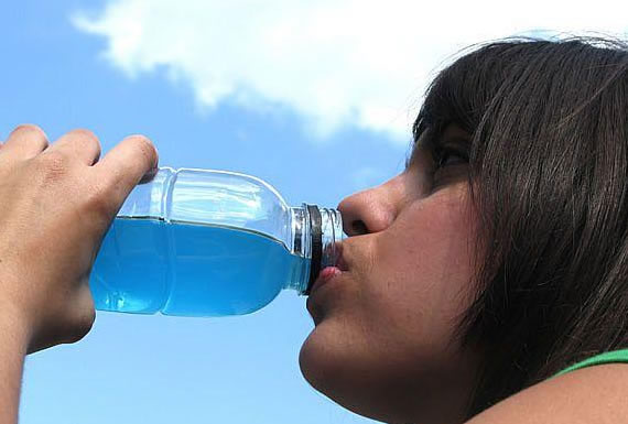 Djevojka pije vodu