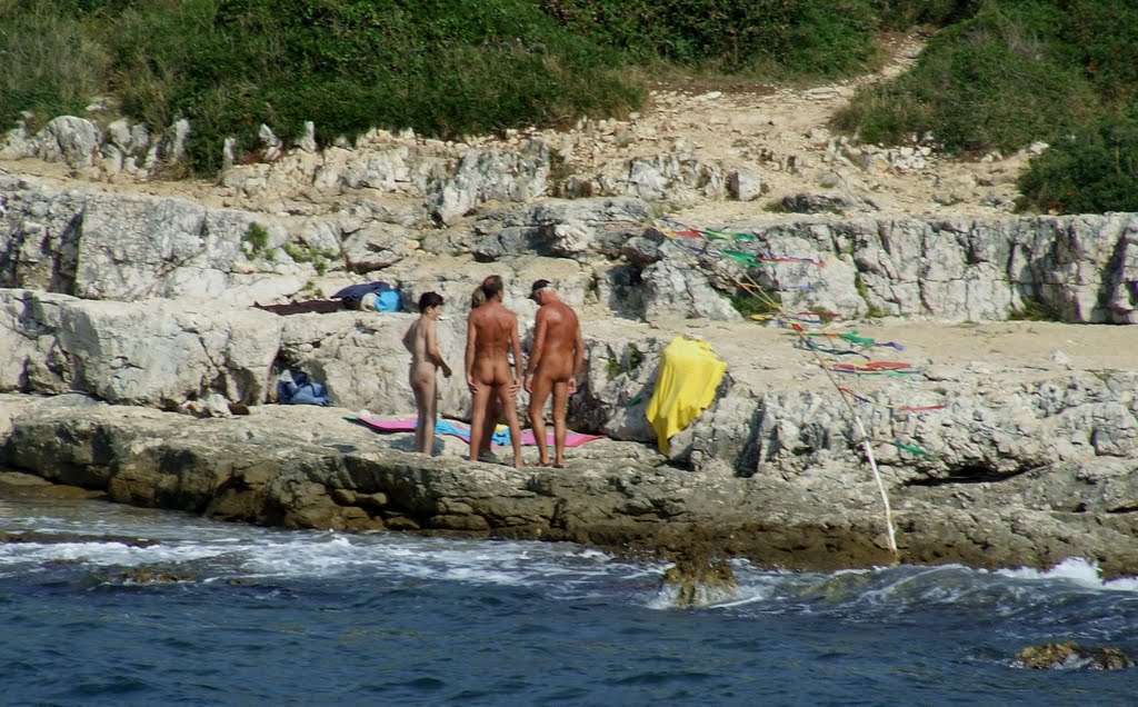 Plaža Punta Križ nadomak Rovinja već godinama u ljetnjim mjesecima podiže m...
