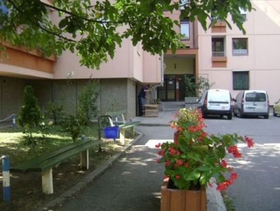 Stanari se svađaju, zgrade propadaju