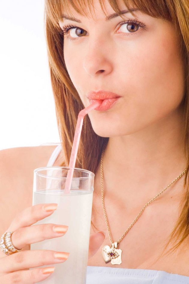 devojka-pije-limunadu