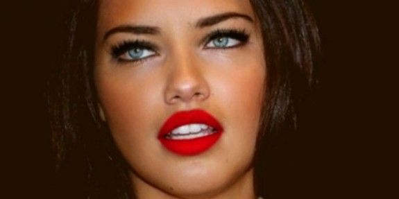 Crveni karmin i guste trepavice naglasiće svetle oči