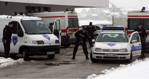 Policajci naoružani dugim cijevima ispred bolnice