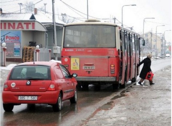 Putnici iz gradskog autobusa izlaze direktno u lokvu
