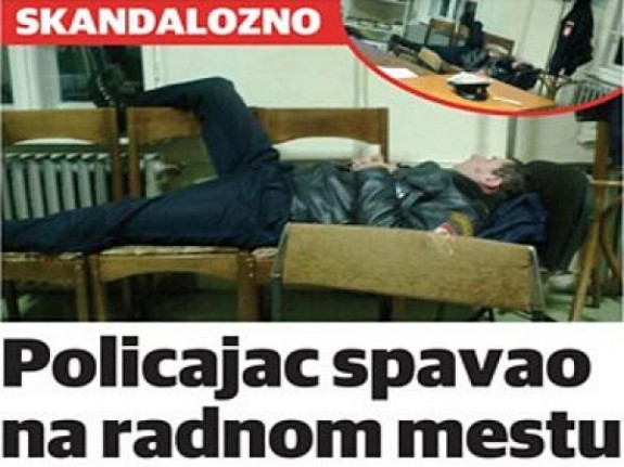 policajac_spava_ljubija