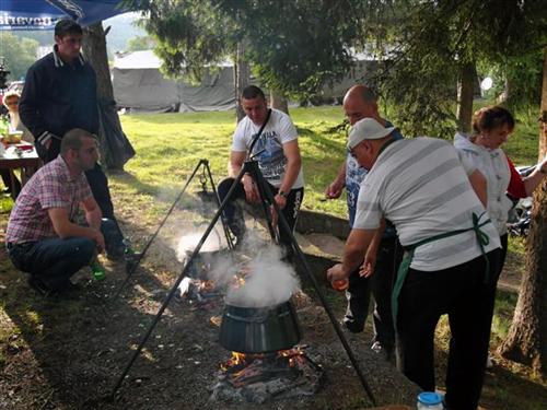 Manifestacija "Ozrenski zlatni kotlić" -ekipa iz Borova.