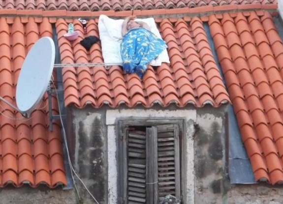spava na krovu