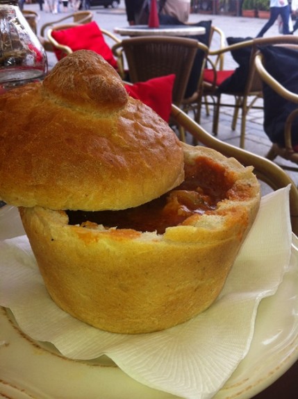 Za kraj dana počastite se tradicionalnim jelom, gulaš u hljebu