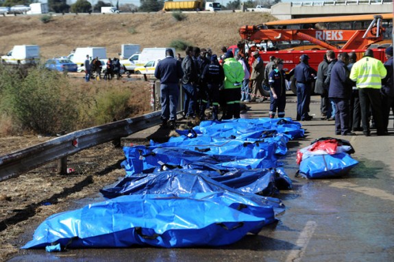 SPASIOCI I ISTRAŽITELJI PORED TELA NASTRADALIH
