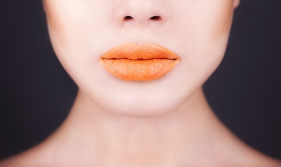 narandžasto na usnama