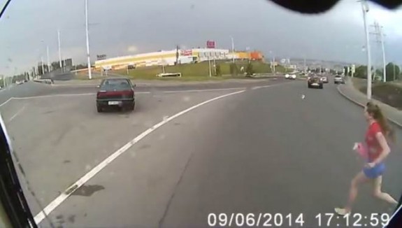 djevojka-pretrcavala-