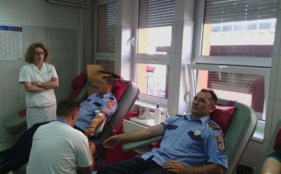 policajci darovali krv