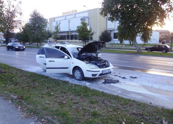 Zapalio se automobil