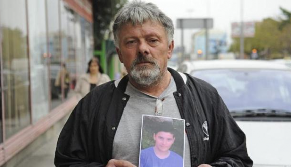 Luka Ćelić sa fotografijom sina Ivana