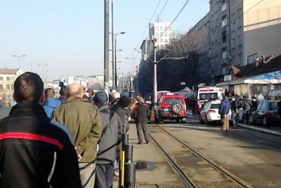 dječak po tramvajskim zicama