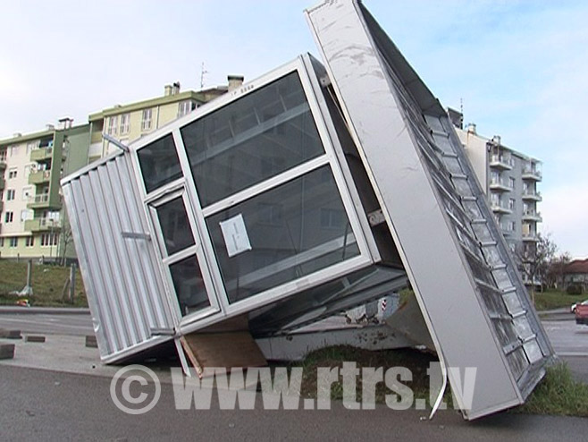 Prevrnuti kiosk u banjalučkom naselju "Ada"