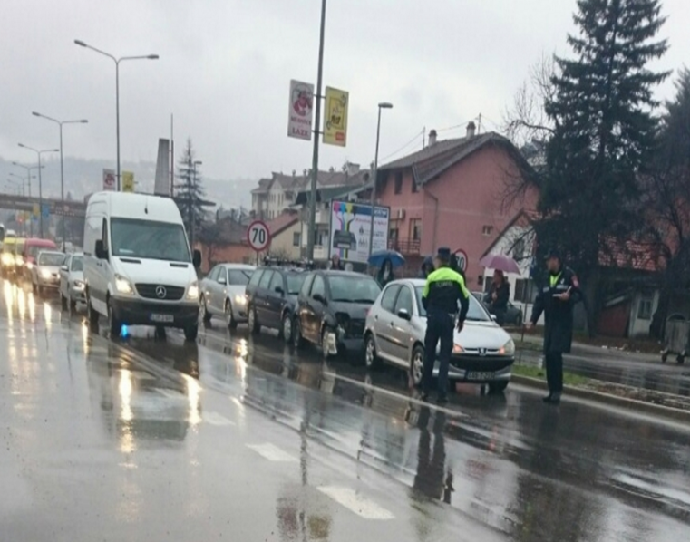 4 automobila u lancanom sudaru
