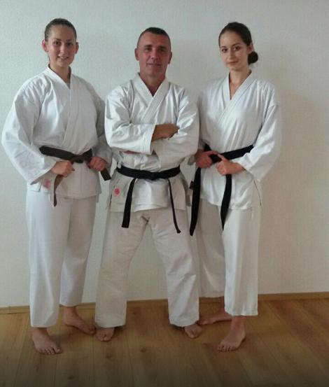 dajana-i-tamara-sa-trenerom-karate