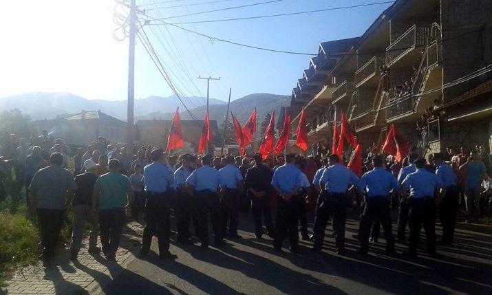 Suva Reka, 28. avgusta 2016. - Albanci iz Musutista, opstina Suva Reka na Kosovu, sukobili su se sa policijom kada su jutros blokirali put koji vodi prema ovom selu, a kojim je trebalo da prodju proterani i raseljeni Srbi. FOTO TANJUG/ ZELJKO TVRDISIC/ bk