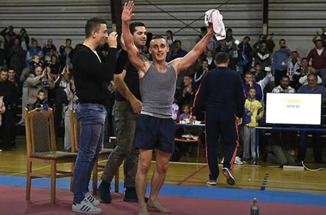 Ginisov rekord: Srđan za sat vremena uradio 2.370 sklekova! (Foto)