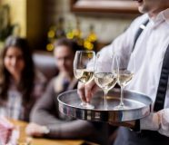 Udruženje HoReCa Republike Srpske, shodno dugogodišnjem iskustvu kontinuirano analizira sva dešavanja, a posebno probleme u svom sektoru, traži uzroke, te prema stanju planira i predlaže rešenja. Oblast turizma, ugostiteljstva I pružanje turističkih usluga domaćim I stranim licima je ogroman potencijal za Republiku Srpsku I to se mora adekvatno i na zadovoljavajući način iskoristiti. Udruženje HoReCa Republike Srpske kao vodeće udruženje u ovoj oblasti kao glavne ciljeve u narednom vremenu a počev od ove godine je definisalo mnoštvo mjera i aktivnosti, a za sam početak se ističu tri mjere. Mjere treba da budu u cilju unapređenja, efikasnosti i efektivnosti I to: 1. Prava radnika odvojiti od obaveza poslodavaca, čime se štite I osiguravaju prava radnika, dok se poslodavac stavlja pod potpuniji nadzor od strane ovlaštenih organa I institucija; Svaki radnik mora ima zagarantovana prava bez obzira da li njegov poslodavac ispunjava svoje obaveze. Udruženje HoReCa Republike Srpske će zajedno sa nadležnim oranima I institucijama Republike Srpske aktivno raditi I pružiti podršku da se kontrolne aktivnosti I mjere provode bez obzira na poslodavca I bez izuzetaka. 2. Radnici moraju primati puni iznos svoje zarade na njihove račune. Pojava koja je poznatija kao “Zarade u kovertama” moraju otići u prošlost. Zbog složenosti ovog problema traži se aktivno uključivanje nadležnih organa. Udruženje HoReCa Republike Srpske smatra da je potrebno napraviti prelazni period u kom bi svi poslodavci imali isti iznos poreza i doprinosa. U cilju realizacije prethodno navedenog Udruženje HoReCa Republike Srpske je dalo neke prijedloge, a koji se razmatraju sa resornim Ministarstvom i nadležnim institucijama . 3. Izdavanje fiskalnih računa, kao zakonska obaveza mora biti ostvarena I realizovana u svim ugostiteljskim objektima uz odgovornost poslodavca i radnika. Da bi se ova mjera provodila a kako je predviđena pozitivno pravnim propisima koji se odnose na ovu oblast, odgovornost pored posodavaca mora preuzeti i radnik. U slučajevima kada se utvrdi da fiskalni račun nije izdat prilikom pružanja usluge, kazna se izriče samo poslodavcu, kao odgovornom licu u pravnom subjektu. Značajno je istaći da je radnik taj koji je vršio neposrednu uslugu I što je bio u obavezi I da izda račun za izvršenu uslugu, a isti je to propustio da uradi, a ne poslodavac. Prema tome kaznu za ne izdavanje računa snosio bi solidarno sa poslodavac i radnik ili samo radnik, zavisno od subjektivnog elementa (svjesno izbjegavanje izdavanja računa radi nanošenja materijalne štete poslodavcu). Tako bi smo uveli veću finansijsku disciplinu koja je neophodna za sprovođenje ove mjere. Ove tri mjere su ključne da bi došlo do poboljšanja privrednih i ekonomskih tokova, koje u svojoj konačnoj implementaciji sigurno mogu imati za postizanje mnoge značajne rezultate. Ovo je samo početak, te pored navedenog za sljedeću godinu planiramo obuku novih radnika, klasifikaciju radnika po nivou znanja, uvođenje centralnog registra poslodavaca i radnika, uvođenje pravne službe za savjete poslodavcima i radnicima u vezi sa primjenom propisa koji se primjenjuju u njihovim djelatnostima.. Počev od septembra krećemo u zvaničnu promociju Udruženja HoReCa Republike Srpske i realizaciju svojih stavova, uz podršku svojih članova i svih zainteresovanih fizičkih i pravnih lica.