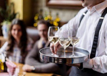 Udruženje HoReCa Republike Srpske, shodno dugogodišnjem iskustvu kontinuirano analizira sva dešavanja, a posebno probleme u svom sektoru, traži uzroke, te prema stanju planira i predlaže rešenja. Oblast turizma, ugostiteljstva I pružanje turističkih usluga domaćim I stranim licima je ogroman potencijal za Republiku Srpsku I to se mora adekvatno i na zadovoljavajući način iskoristiti. Udruženje HoReCa Republike Srpske kao vodeće udruženje u ovoj oblasti kao glavne ciljeve u narednom vremenu a počev od ove godine je definisalo mnoštvo mjera i aktivnosti, a za sam početak se ističu tri mjere. Mjere treba da budu u cilju unapređenja, efikasnosti i efektivnosti I to: 1. Prava radnika odvojiti od obaveza poslodavaca, čime se štite I osiguravaju prava radnika, dok se poslodavac stavlja pod potpuniji nadzor od strane ovlaštenih organa I institucija; Svaki radnik mora ima zagarantovana prava bez obzira da li njegov poslodavac ispunjava svoje obaveze. Udruženje HoReCa Republike Srpske će zajedno sa nadležnim oranima I institucijama Republike Srpske aktivno raditi I pružiti podršku da se kontrolne aktivnosti I mjere provode bez obzira na poslodavca I bez izuzetaka. 2. Radnici moraju primati puni iznos svoje zarade na njihove račune. Pojava koja je poznatija kao “Zarade u kovertama” moraju otići u prošlost. Zbog složenosti ovog problema traži se aktivno uključivanje nadležnih organa. Udruženje HoReCa Republike Srpske smatra da je potrebno napraviti prelazni period u kom bi svi poslodavci imali isti iznos poreza i doprinosa. U cilju realizacije prethodno navedenog Udruženje HoReCa Republike Srpske je dalo neke prijedloge, a koji se razmatraju sa resornim Ministarstvom i nadležnim institucijama . 3. Izdavanje fiskalnih računa, kao zakonska obaveza mora biti ostvarena I realizovana u svim ugostiteljskim objektima uz odgovornost poslodavca i radnika. Da bi se ova mjera provodila a kako je predviđena pozitivno pravnim propisima koji se odnose na ovu oblast, odgovornost pored posodavaca mora preuzeti i radnik. U slučajevima kada se utvrdi da fiskalni račun nije izdat prilikom pružanja usluge, kazna se izriče samo poslodavcu, kao odgovornom licu u pravnom subjektu. Značajno je istaći da je radnik taj koji je vršio neposrednu uslugu I što je bio u obavezi I da izda račun za izvršenu uslugu, a isti je to propustio da uradi, a ne poslodavac. Prema tome kaznu za ne izdavanje računa snosio bi solidarno sa poslodavac i radnik ili samo radnik, zavisno od subjektivnog elementa (svjesno izbjegavanje izdavanja računa radi nanošenja materijalne štete poslodavcu). Tako bi smo uveli veću finansijsku disciplinu koja je neophodna za sprovođenje ove mjere. Ove tri mjere su ključne da bi došlo do poboljšanja privrednih i ekonomskih tokova, koje u svojoj konačnoj implementaciji sigurno mogu imati za postizanje mnoge značajne rezultate. Ovo je samo početak, te pored navedenog za sljedeću godinu planiramo obuku novih radnika, klasifikaciju radnika po nivou znanja, uvođenje centralnog registra poslodavaca i radnika, uvođenje pravne službe za savjete poslodavcima i radnicima u vezi sa primjenom propisa koji se primjenjuju u njihovim djelatnostima.. Počev od septembra krećemo u zvaničnu promociju Udruženja HoReCa Republike Srpske i realizaciju svojih stavova, uz podršku svojih članova i svih zainteresovanih fizičkih i pravnih lica.