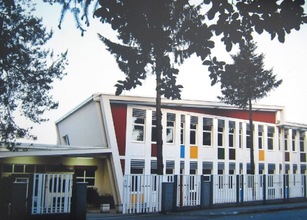 školu