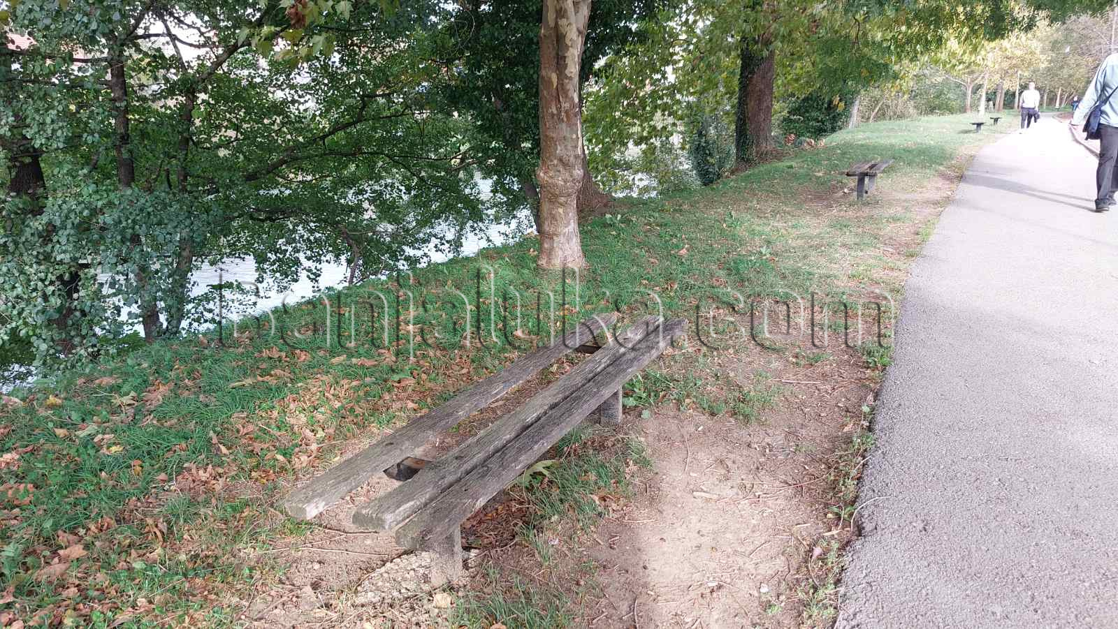 Oštećene klupe