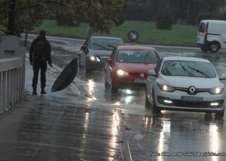 pjesaci kisa vrijeme gradski most 1.jpg
