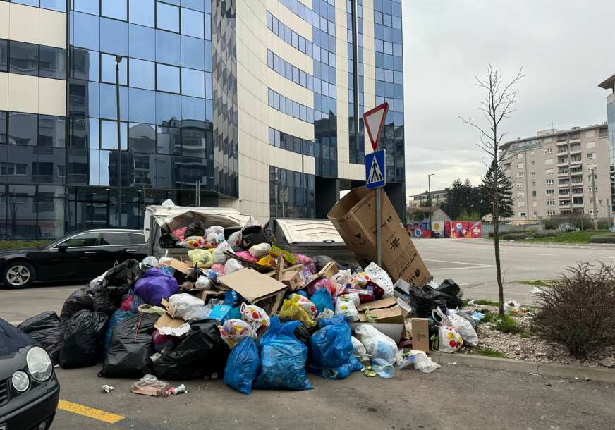 Kontejneri u banjalučkim ulicama i danas prepuni smeća, a oko njih mini deponije