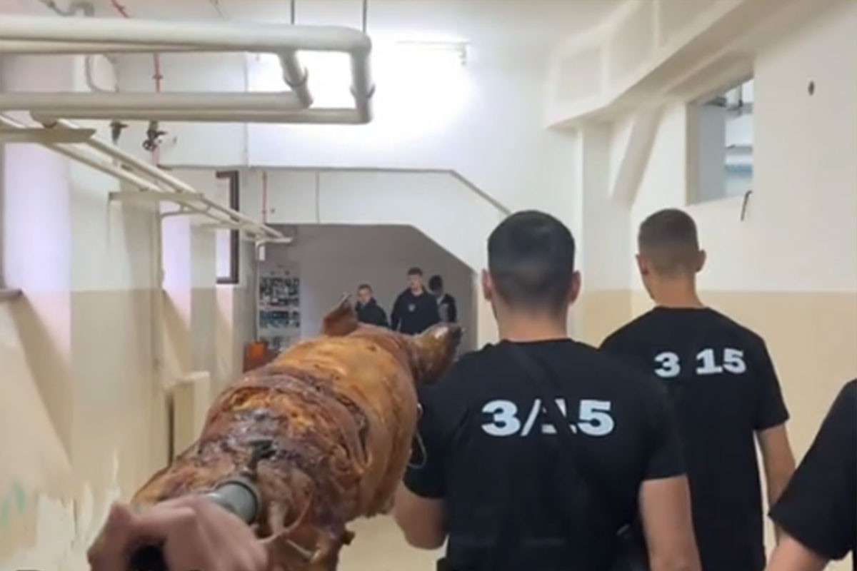 Donijeli pečeno prase u školu “da poprave ocjene” (Video)