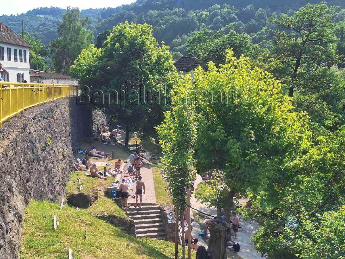 Vrućica puna kupača: Banjalučani pohrlili na kupalište (Foto/Video)