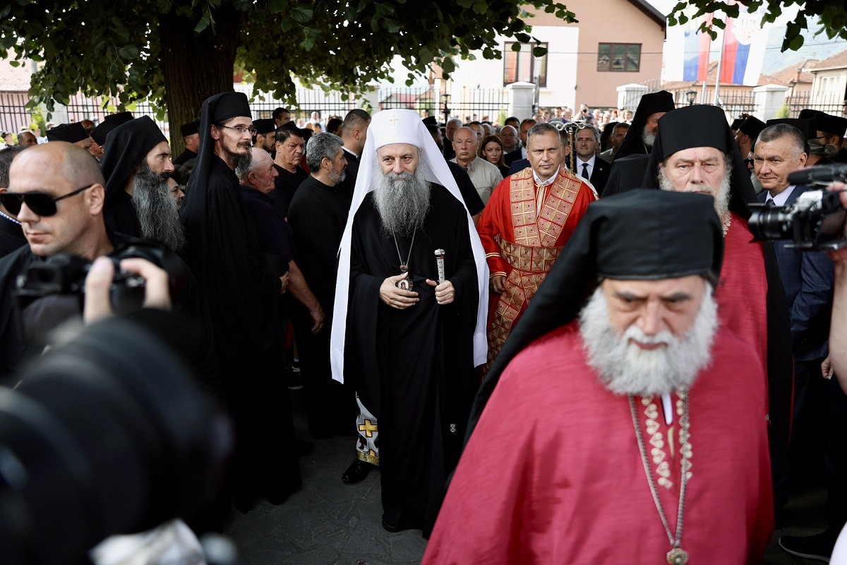 Patrijarh Porfirije služi liturgiju i pomen stradalim Srbima