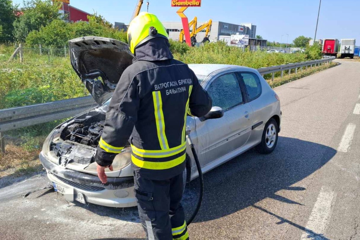 Banjaluka: U jednom danu gorjela dva vozila (Foto)