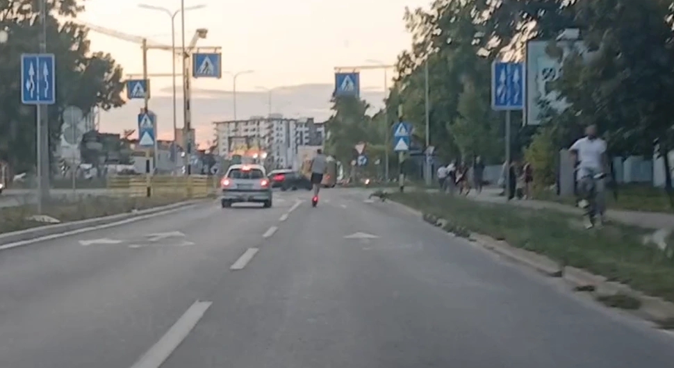Kroz Banjaluku vozio trotinet 50 kilometara na sat (Video)