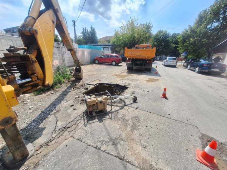 Oglasili se iz “Vodovoda”: Cijev oštećena zbog tereta i slijeganja tla (Foto)