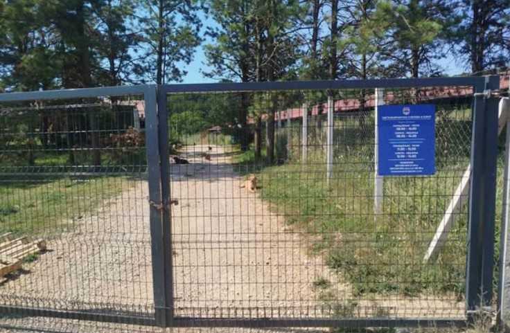 “Četvrti dan nemara”: Volontere dočekao katanac na kapiji azila na Manjači