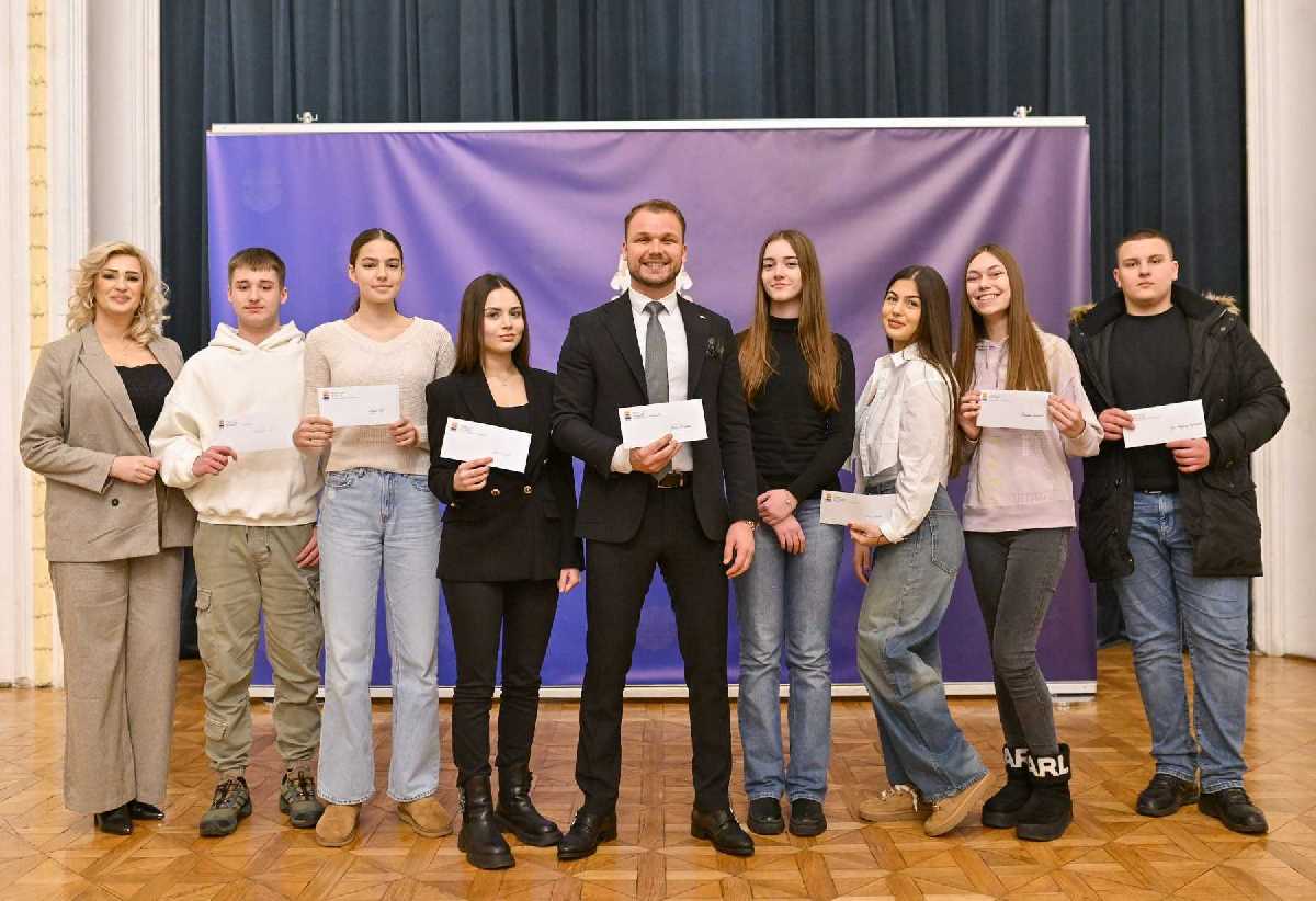 Zašto srednjoškolci mjesecima čekaju po 100 KM od Grada Banjaluka?