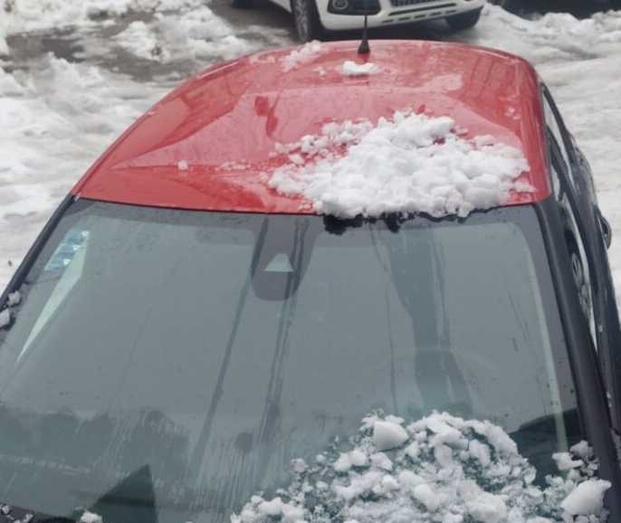 Ko je odgovoran? Ledena lavina s krova – automobili uništeni (Foto)