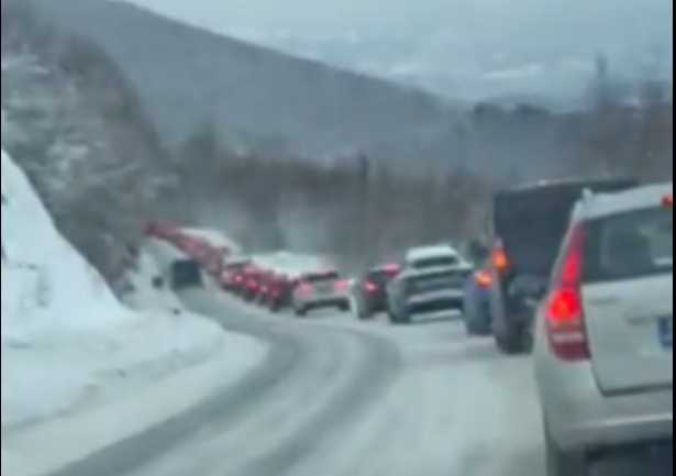 Haos na putu Bjelašnica-Sarajevo: Vozači satima zaglavljeni u snijegu (Video)