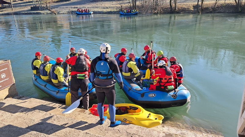 Održana tradicionalna regata: Banjalučki rafteri Novu godinu dočekali na Vrbasu FOTO