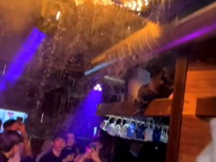Iasplivao zastrašujući snimak: Bar gori, a okupljeni se zabavljaju i skaču u ritmu muzike VIDEO
