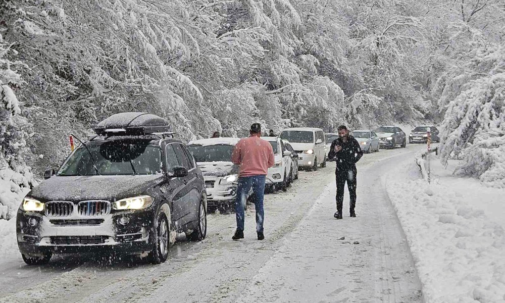 Putnička vozila ne mrdaju: Kamioni napravili zastoj preko Romanije (Foto)