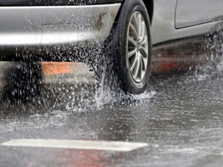 Vozači, smanjite brzinu: AMS izdao važno upozorenje zbog nevremena