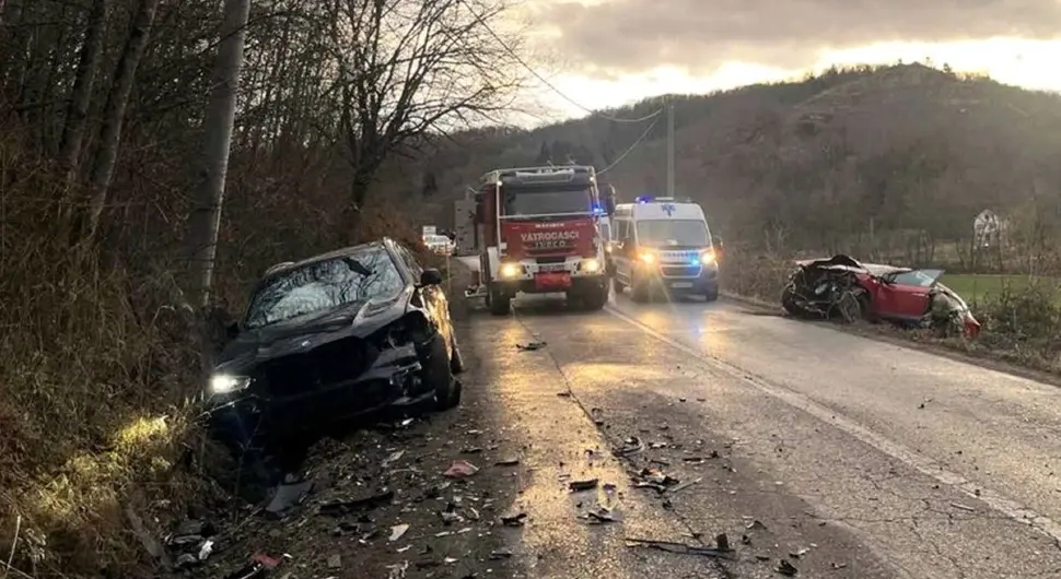 Težak udes kod Prijedora: Direktan sudar dva auta, ima povrijeđenih