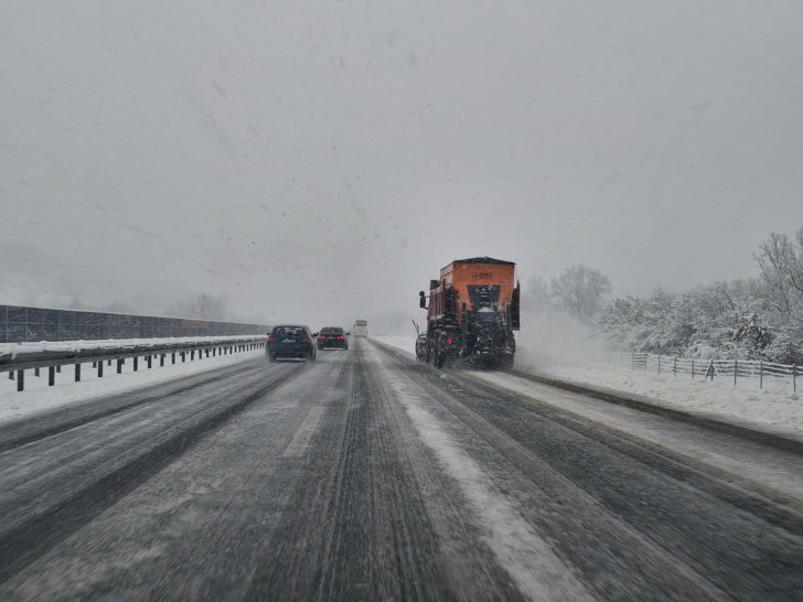 Obilan snijeg otežava saobraćaj na auto-putu “9. januar“ (Video)