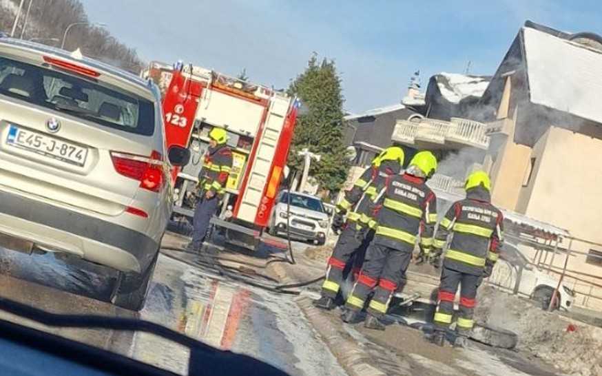 Izgorjelo auto na Laušu, vatrogasci na terenu (Foto)