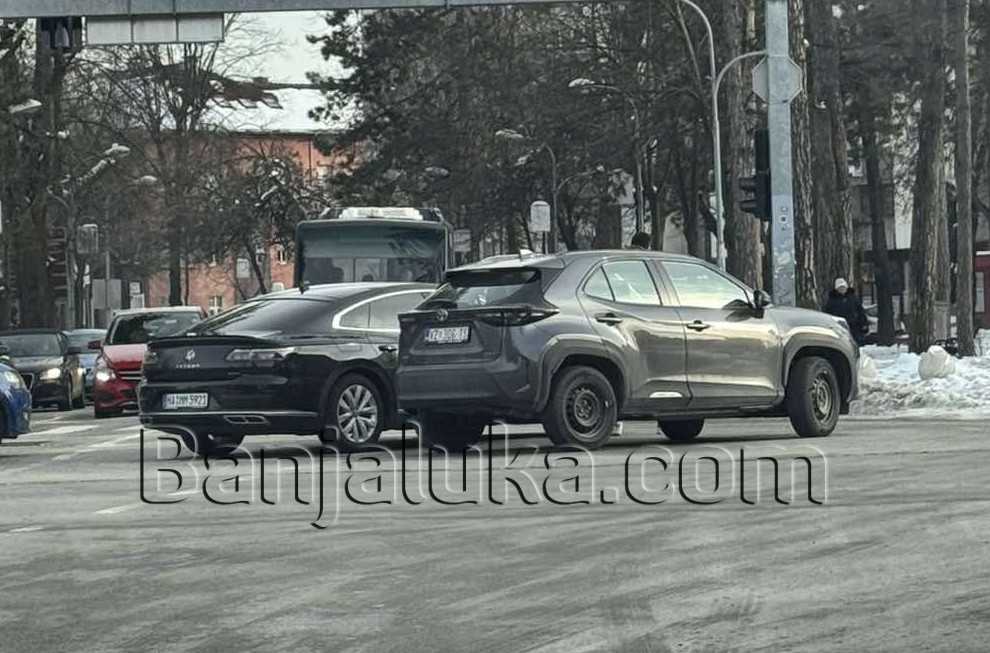 Vozači, oprez: Sudar na raskrsnici kod Narodnog pozorišta (Foto)