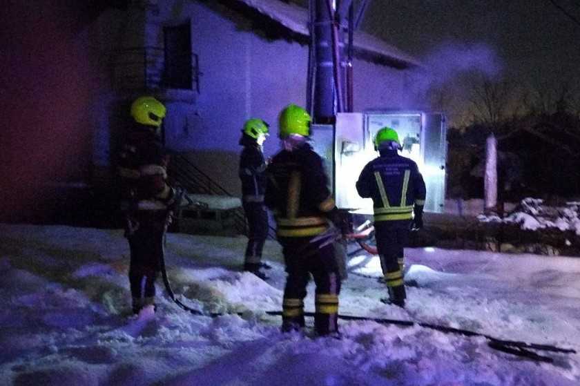 Vatrogasci na djelu: U Banjaluci gorjeli automobil, trafo i kontejneri (Foto)