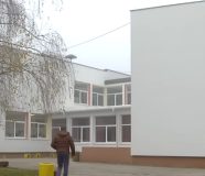 školu